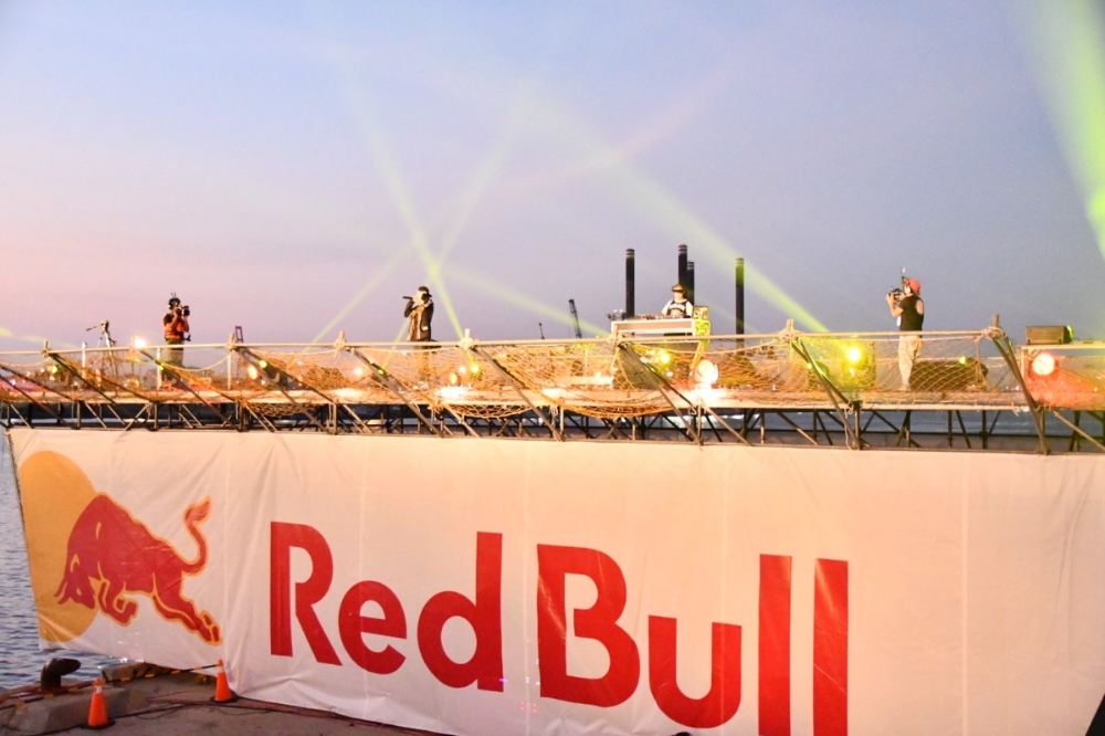 台灣red-bull飛行日照亮台中港，也讓國人感受飛行日大賽的魅力。（台中市政府提供）