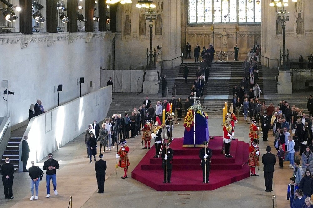 美國總統拜登伉儷（左）赴倫敦西敏廳弔唁（美聯社）。