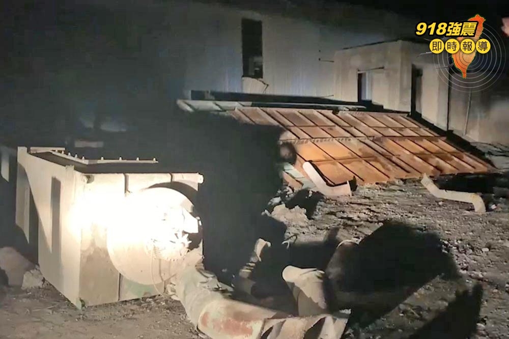 花蓮玉里遭地震重創，一處水泥廠的工人也在地震來臨時拆卸機具遭壓傷不治身亡。（翻攝畫面）