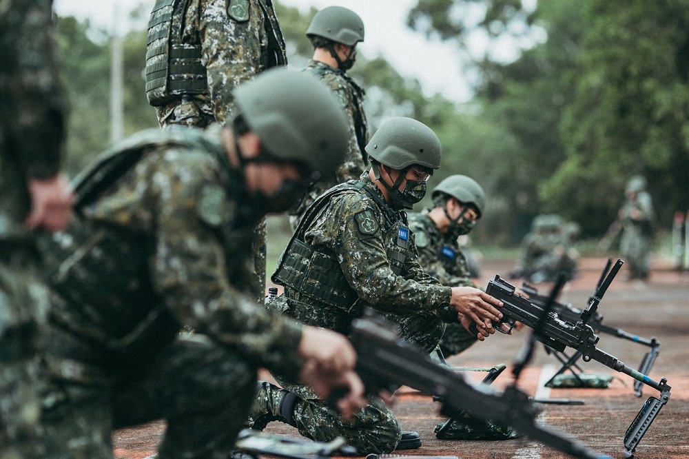 在延長後備役期定案之前，先重新定位國軍各種部隊的任務特性，並將民間力量納入，才能收擴大國防能量之效。（圖片摘自國防部發言人臉書）