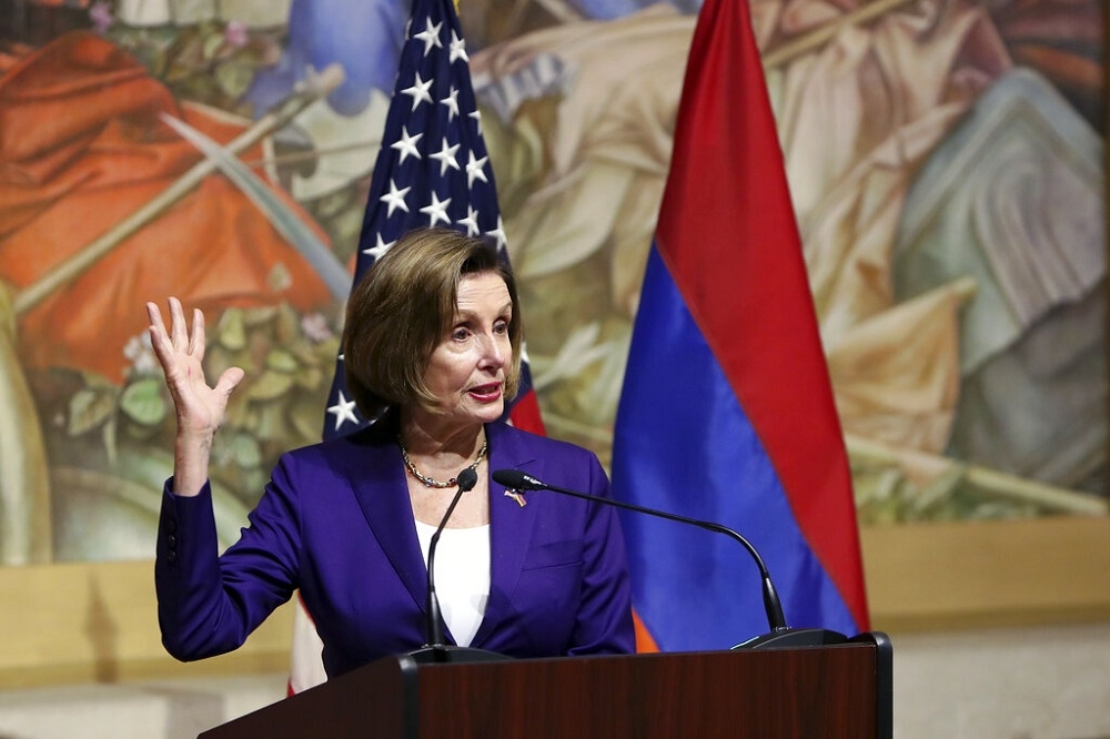 美國眾院議長裴洛西率國會代表團出訪亞美尼亞，18日在她卡菲斯陽美術館（Cafesjian Center for the Arts）發表演說。（美聯社）