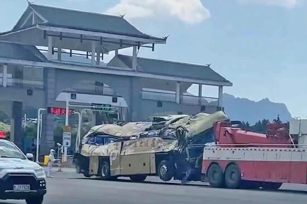 貴州巴士翻覆死傷慘重，再度引發中國輿論對「清零至上」政策的質疑。（取自微博）