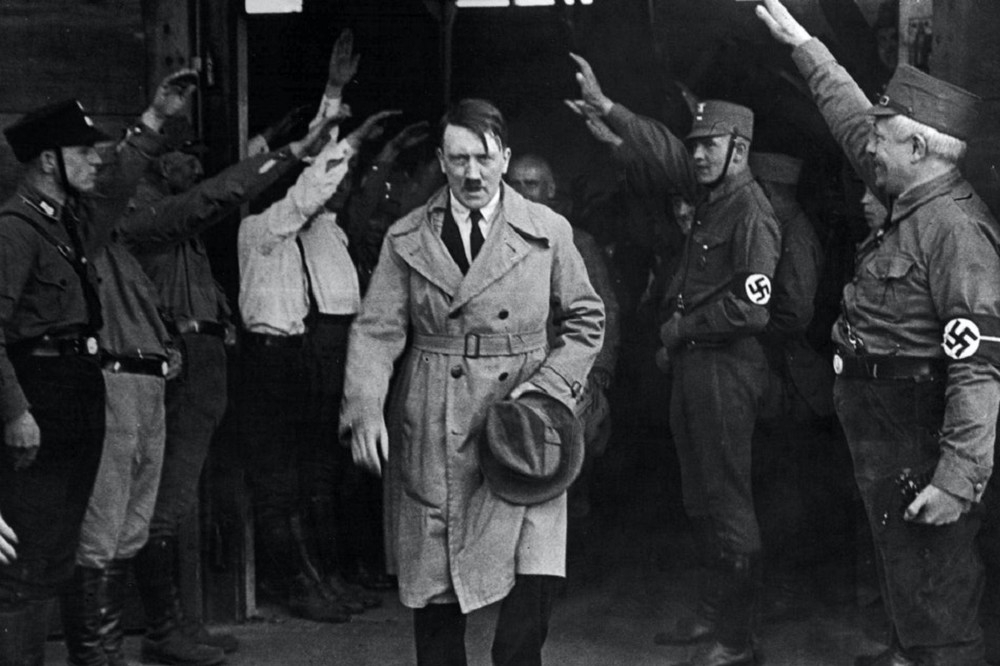 希特勒的那本紅色封面的賓客簿，是那些曾跪倒在其腳下的各國外交官的恥辱柱。（美聯社）