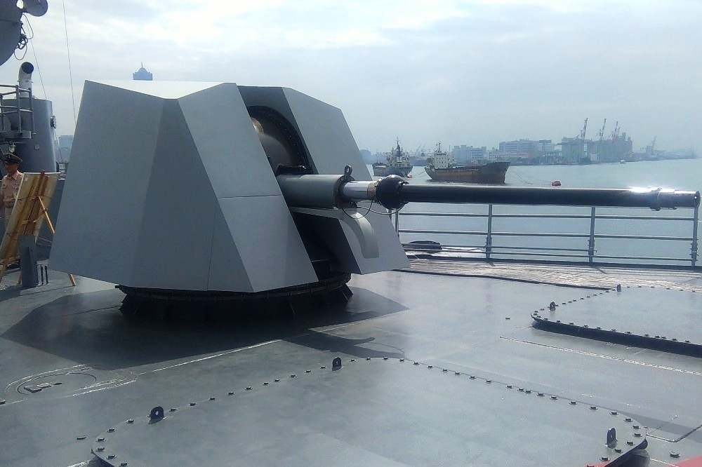 我國海軍成功級「岳飛號」巡防艦，先前已換裝新型62倍徑76公厘超快砲。（郭正原攝）
