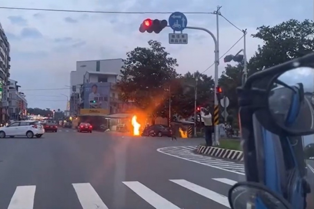 台東縣中興路二段疑似加油站漏油，沿路水溝蓋起火。（取自記者爆料網臉書）