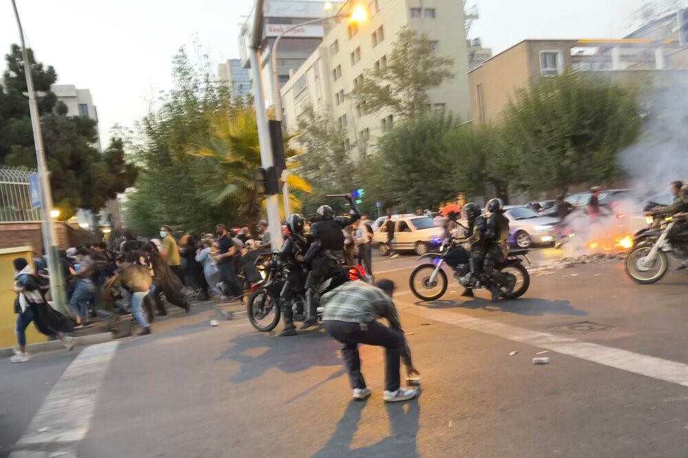 伊朗鎮暴警察對德黑蘭抗議民眾進行鎮壓。（美聯社）