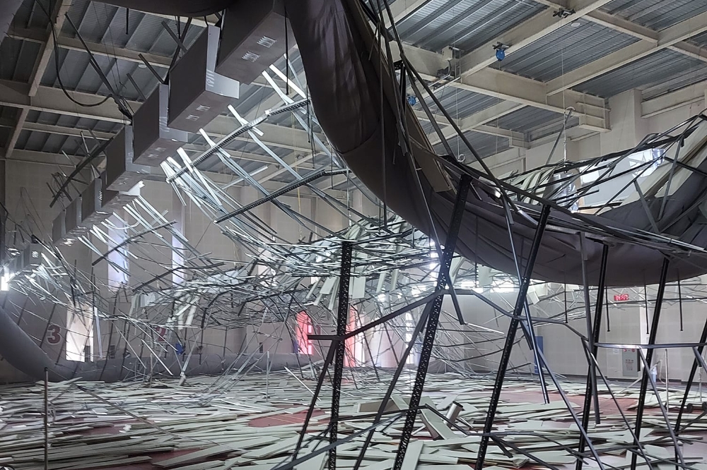 桃園八德國民運動中心羽球場天花板在918地震時雪崩掉落，工程相關資料無法公開查詢。（翻攝畫面）