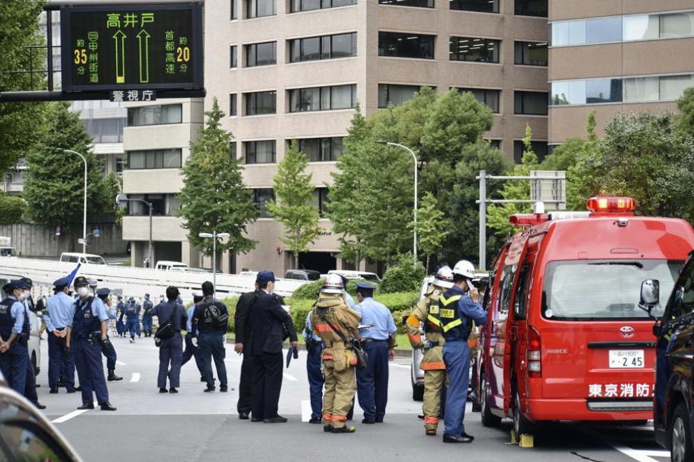 日本一名男子疑似反對安倍國葬，在街上自焚，警視廳及消防廳趕赴現場調查。 （美聯社）
