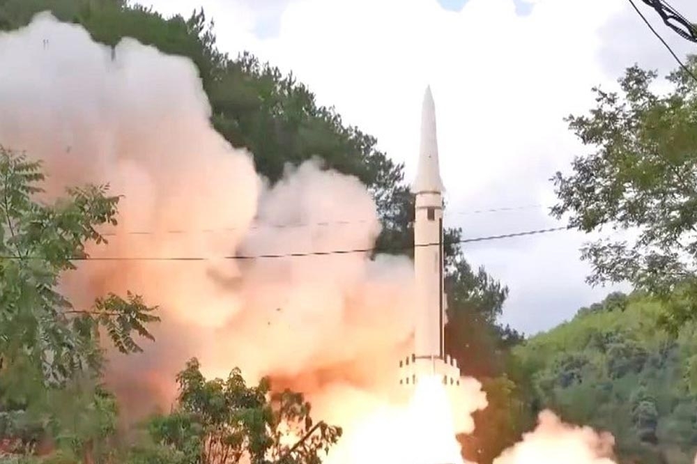 解放軍8月4日軍演發射東風系列彈道飛彈。（取自微博）
