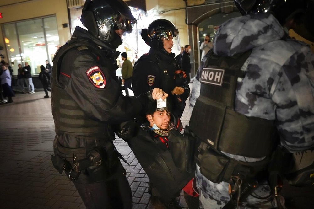 莫斯科抗議民眾遭鎮暴警察逮捕。（美聯社）