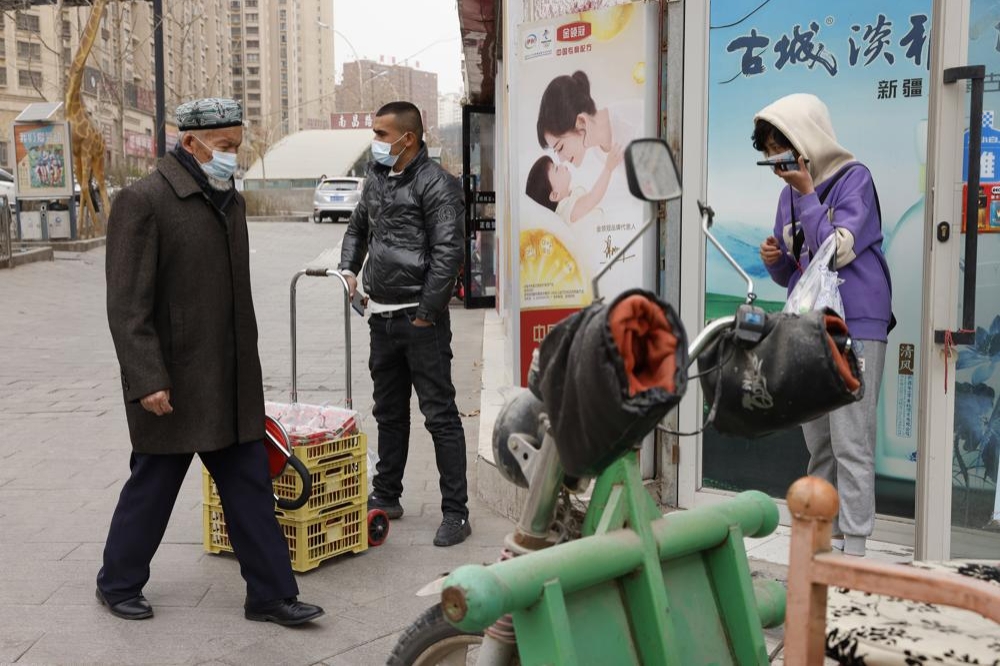 中国抗疫严厉封城，新疆各地抱怨粮食、药物严重缺乏，伊宁市更传出一天之内22人被饿死的惨剧。 （美联社）(photo:UpMedia)