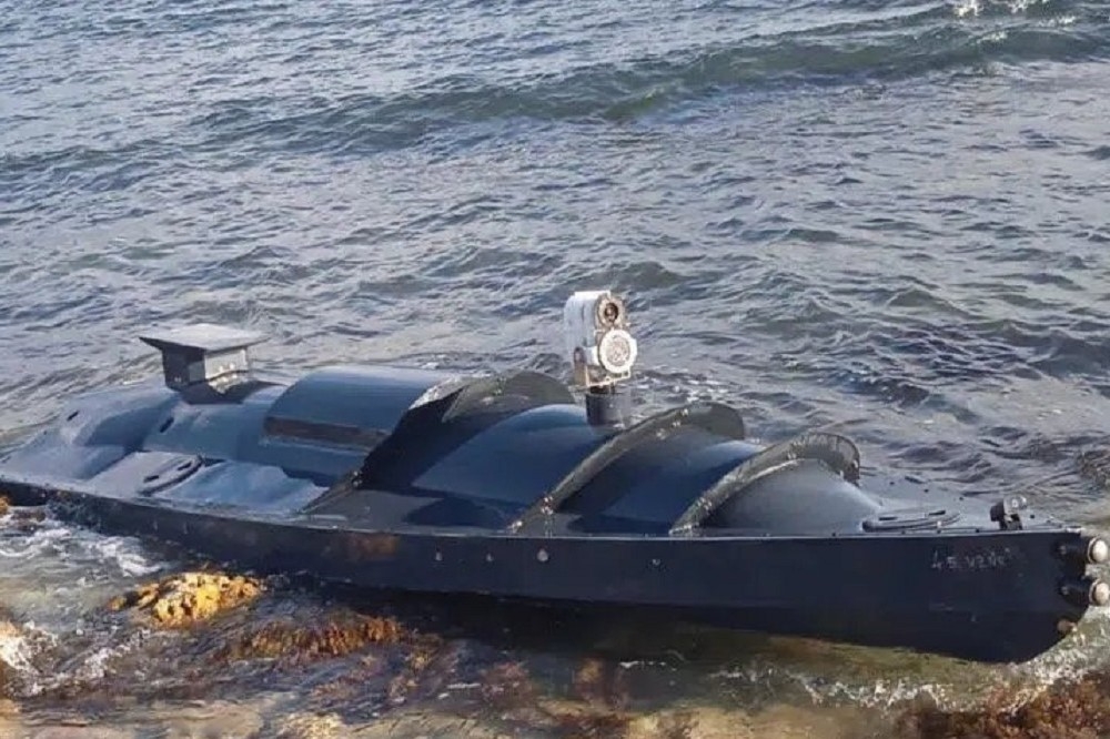 搁浅的神秘无人水面艇，许多专家认为实为对塞凡堡发动攻击的自杀无人艇。（取自推特）(photo:UpMedia)