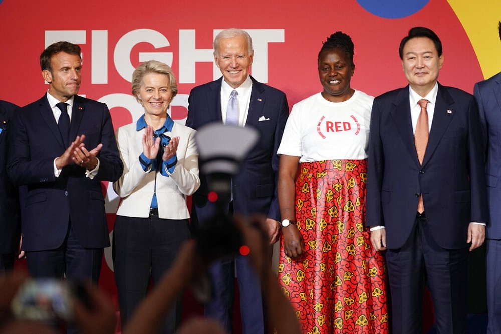 南韓總統尹錫悅（右1）在紐約出席活動，與非政府組織RED大使穆登達（Connie Mudenda）、美國總統拜登（中）和法國總統馬克宏（左1）、歐盟執委會主席馮德萊恩（左2）合影。（美聯社）