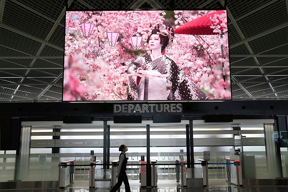 日本成田機場推廣觀光的電子看板。（美聯社）