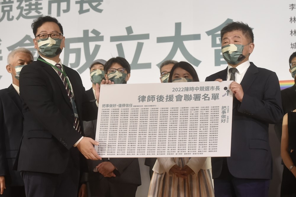 民進黨台北市長候選人陳時中的「律師後援會」今天舉行成立大會，律師後援會總會長洪偉勝（左）提出5大市政訴求。（楊約翰攝）