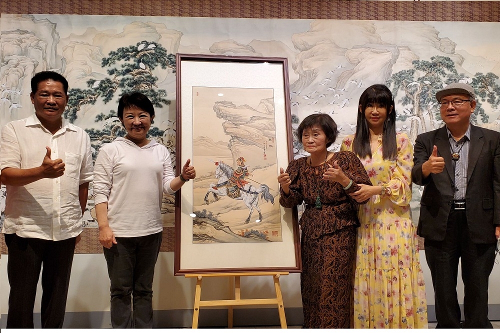家屬捐贈王雙寬作品〈岳飛〉予市立美術館。（楊文琳攝）
