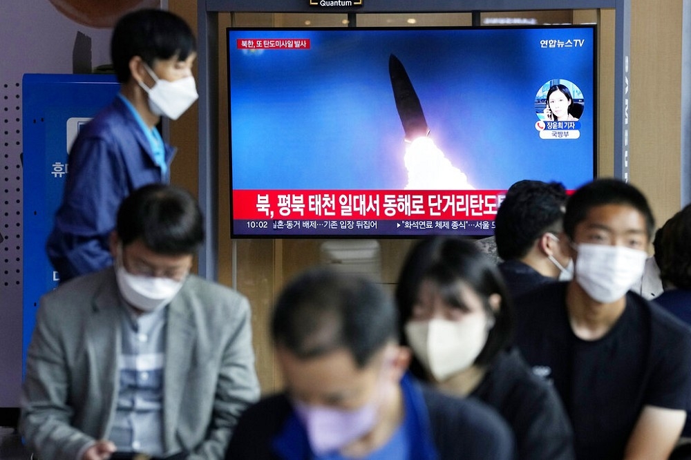 首爾火車站播報北韓試射短程彈道飛彈的新聞。（美聯社）