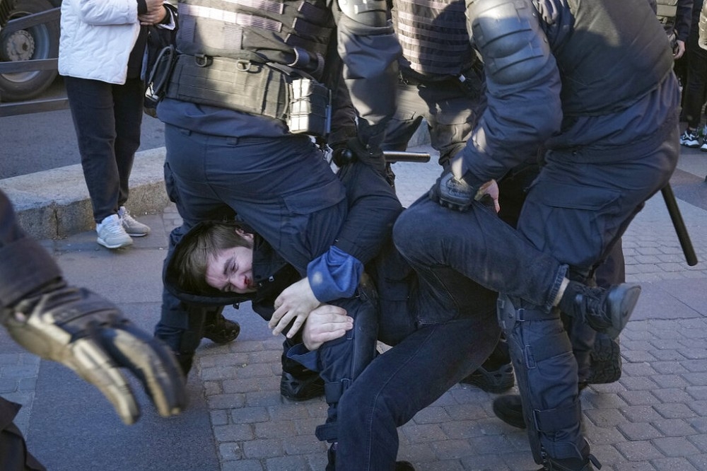 俄警察24日在聖彼得堡逮捕抗議動員令民眾。（美聯社）