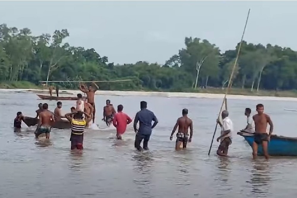 警方與熱心民眾在戈羅多亞河下游，進行搜救與打撈罹難者遺體。（截自影片）