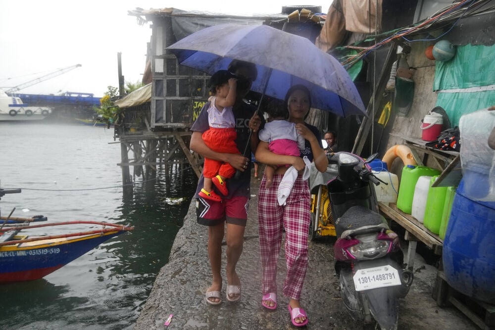 大馬尼拉都會區濱海一帶的居民，因颱風到來而疏散至安全地點。（美聯社）