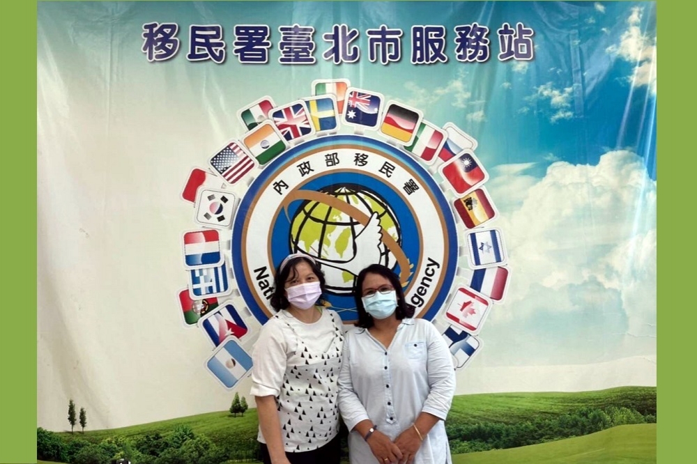 泰國新住民陳瑪莉(右)與印尼新住民邱喜春(左)在臺一圓教師夢。(移民署提供)