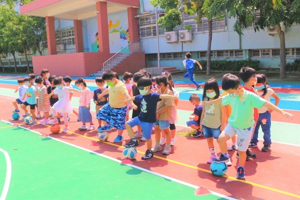 台中市推動「足球深耕計畫」，培養幼兒對足球的認識，提升基層運動風氣。（台中市政府提供）