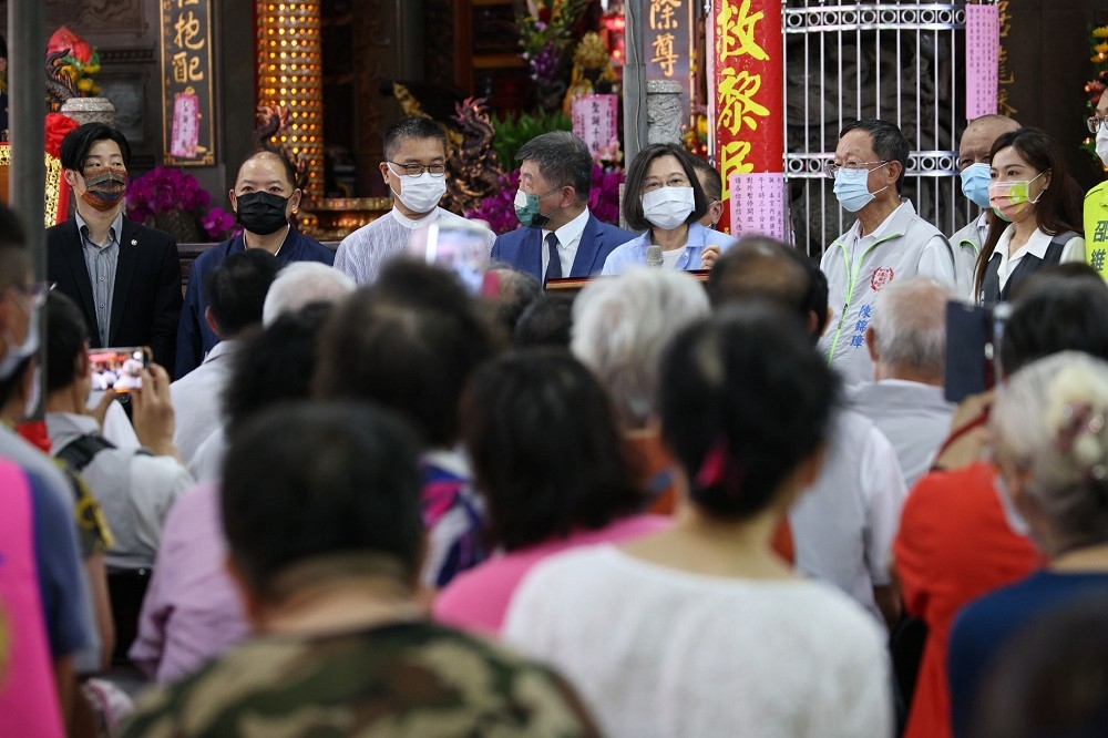 總統蔡英文今天（26日）第3度到萬華廣照宮參香，幫陳時中拉抬氣勢。（陳愷巨攝）