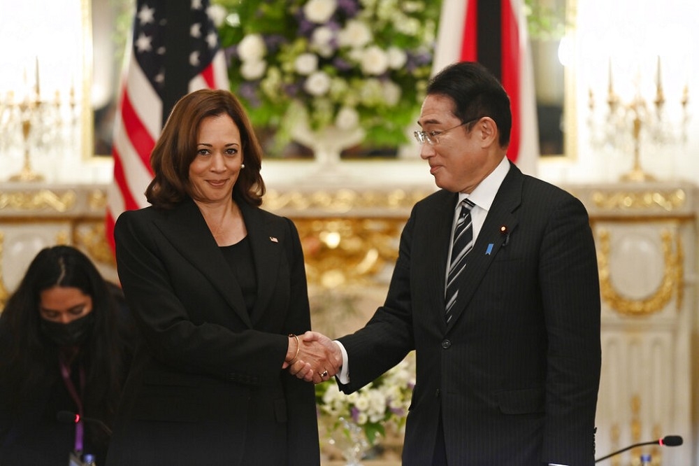 日本首相岸田文雄在東京與美國副總統賀錦麗舉行會談。（美聯社）