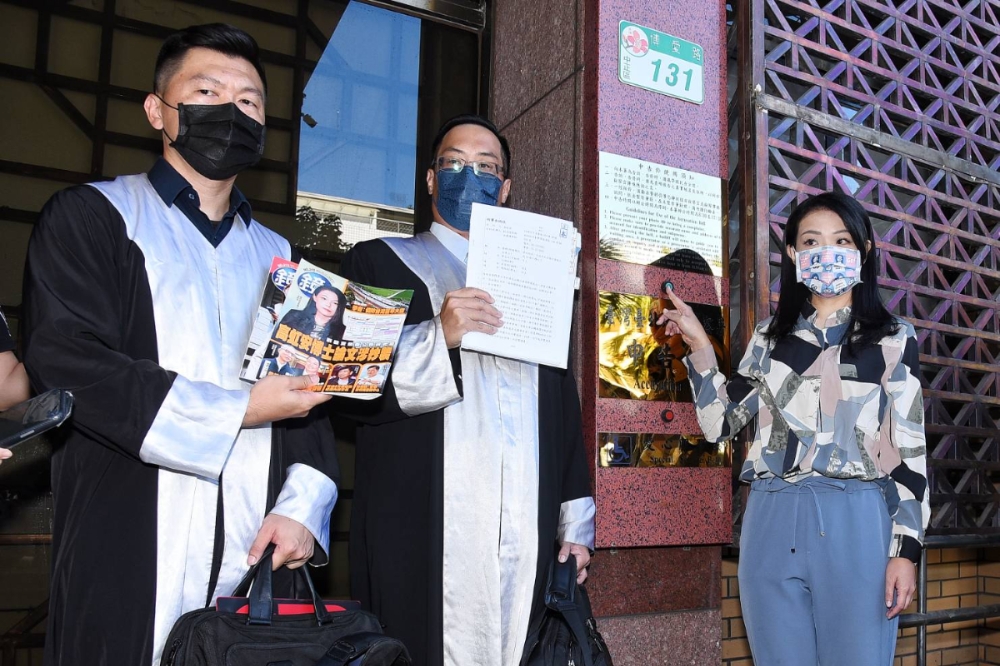 高虹安不滿日前被《鏡週刊》爆料博士論文涉抄襲，今天（27日）到台北地方檢察署提告。（楊約翰攝）