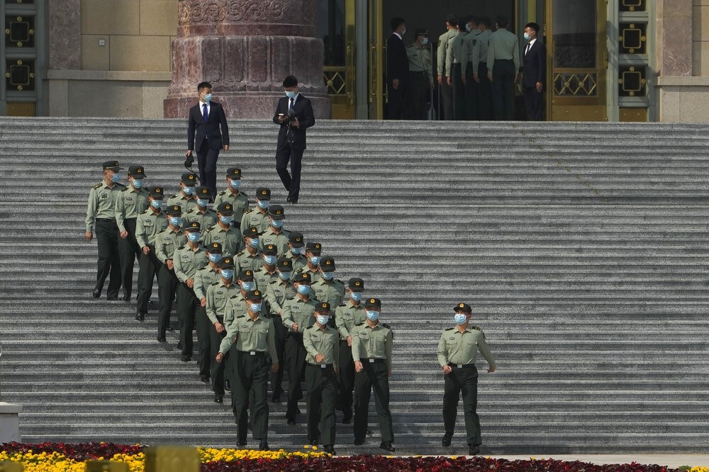 「20大」即將到來前夕，在北京人民大會堂外加強戒備的解放軍部隊。（美聯社）