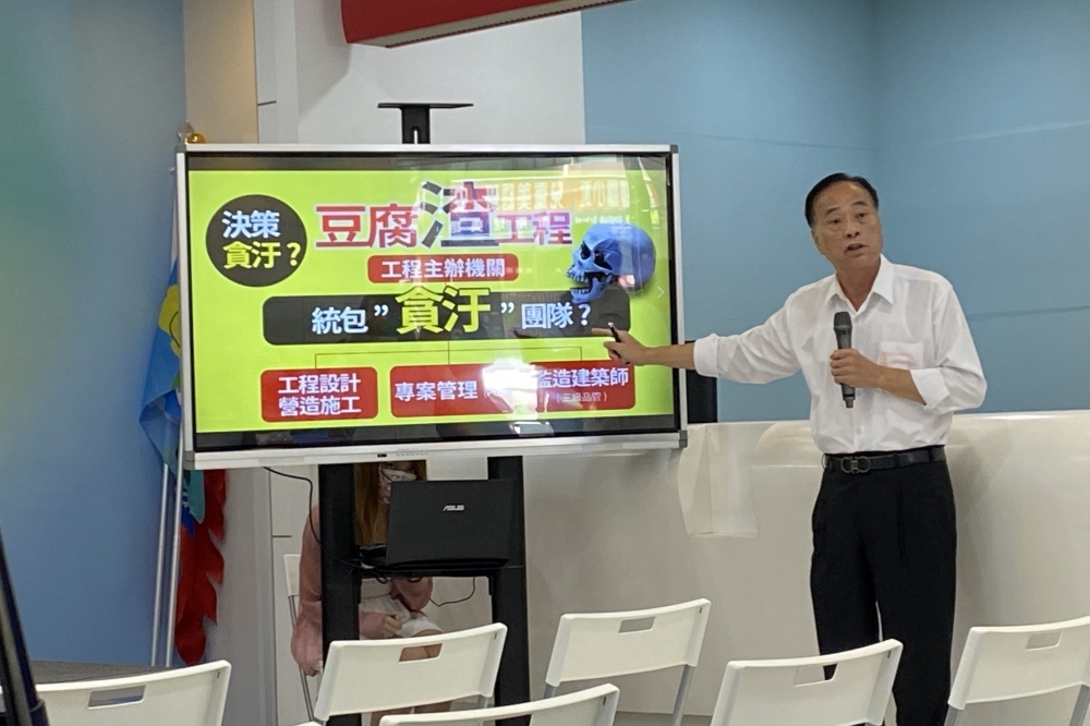 國民黨桃園市長候選人張善政競選總部今早（27日）召開記者會，針對桃園市政府現在的統包制度、建築工程提出質疑。（沈粲家攝）