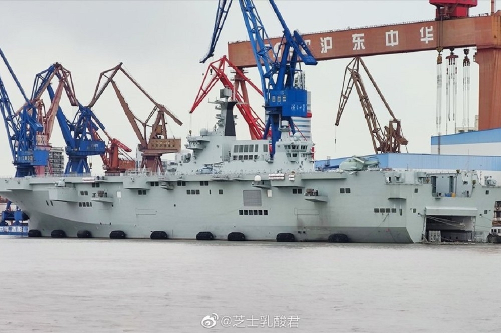 075型兩棲攻擊艦停靠上海滬東中華造船船塢。（取自推特）