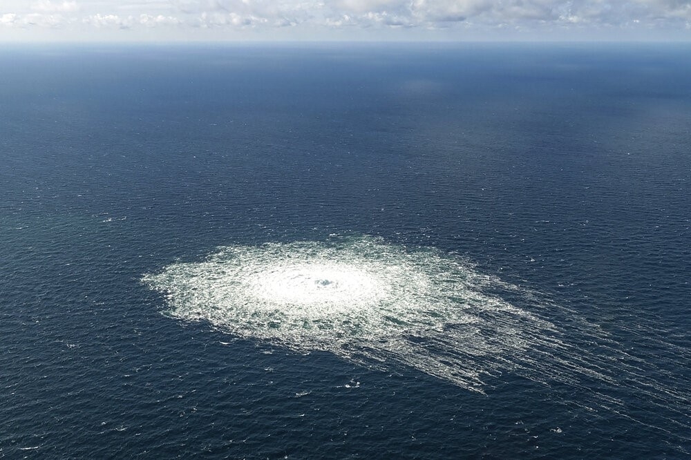 丹麥發布「北溪2號」管線漏氣海域狂冒氣泡的空拍圖。（美聯社）