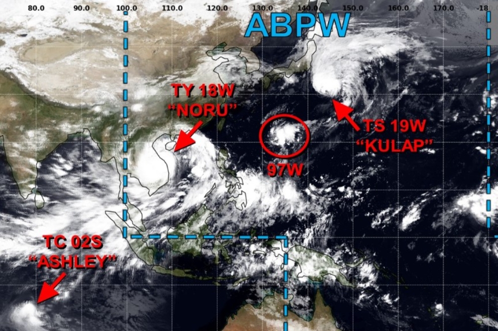 西北太平洋上有諾盧颱風（左起）、擾動97W和庫拉颱風。（擷取自JTWC）