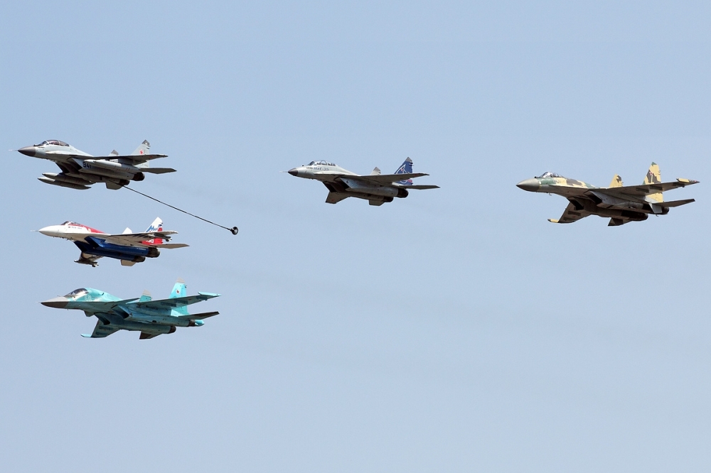 俄羅斯的空軍一度可與美國比肩。左起蘇愷-34，MiG-29OVT，MiG-29K，MiG-35D，蘇愷-35BM。（圖片摘自維基百科）