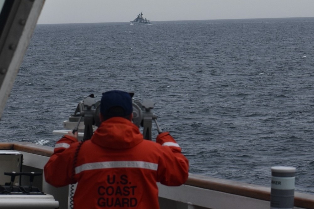 「金伯尔号」巡防舰舰员密切监视中俄军舰编队。（取自阿拉斯加海岸防卫队）(photo:UpMedia)