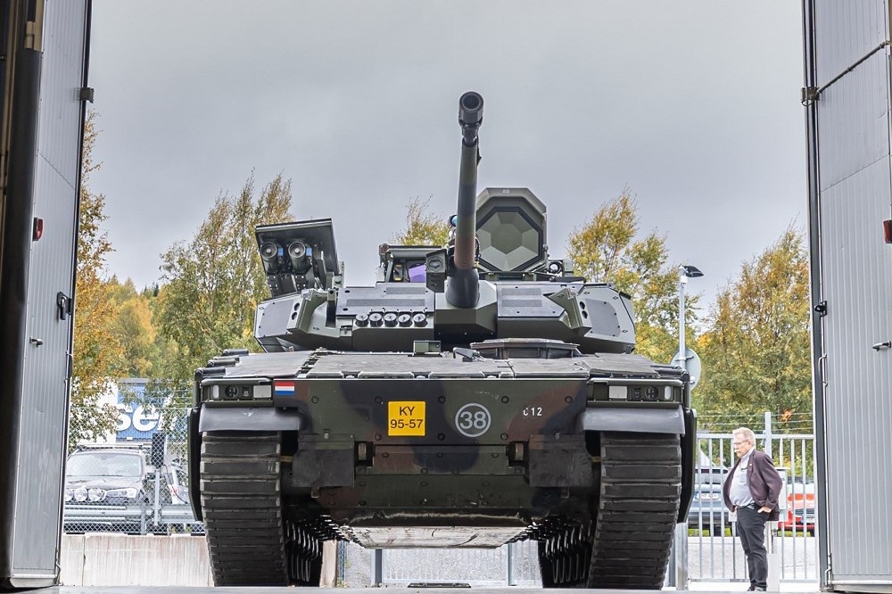 首輛荷蘭改良CV90步兵戰車出廠，可見反裝甲飛彈與主動防禦系統採內嵌式設計，整合在新砲塔內。（取自荷蘭國防部）