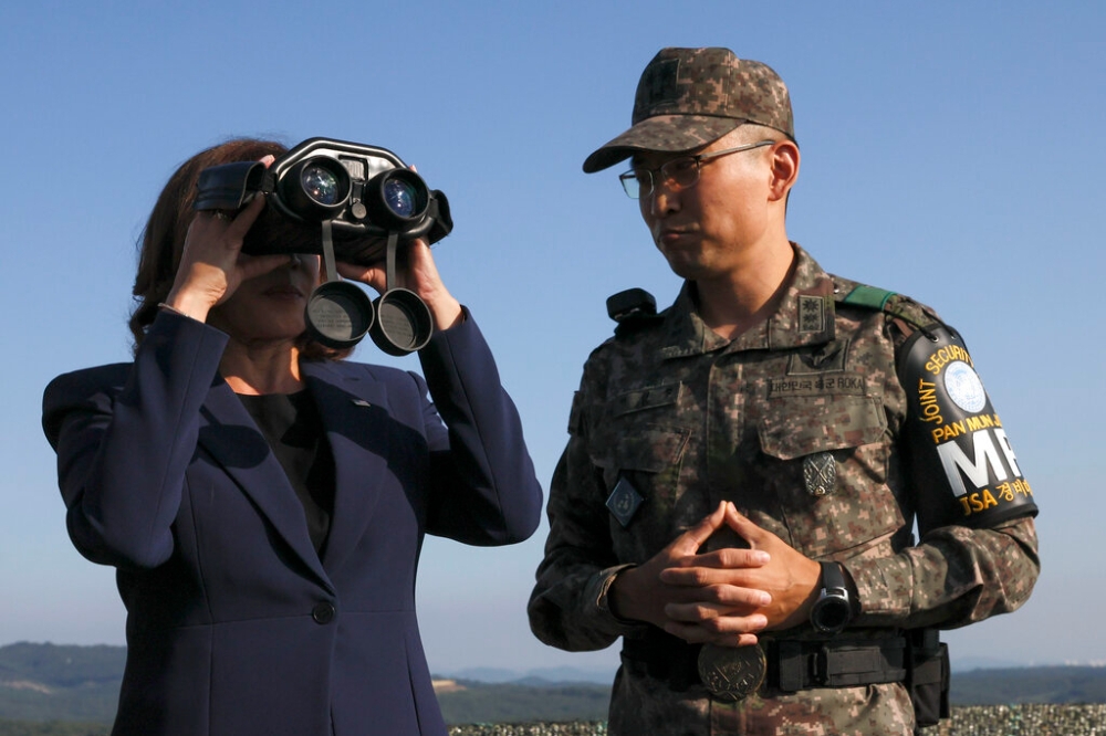 美國副總統賀錦麗29日訪問南北韓非軍事區，用望遠鏡觀察另一端的北韓。（美聯社）