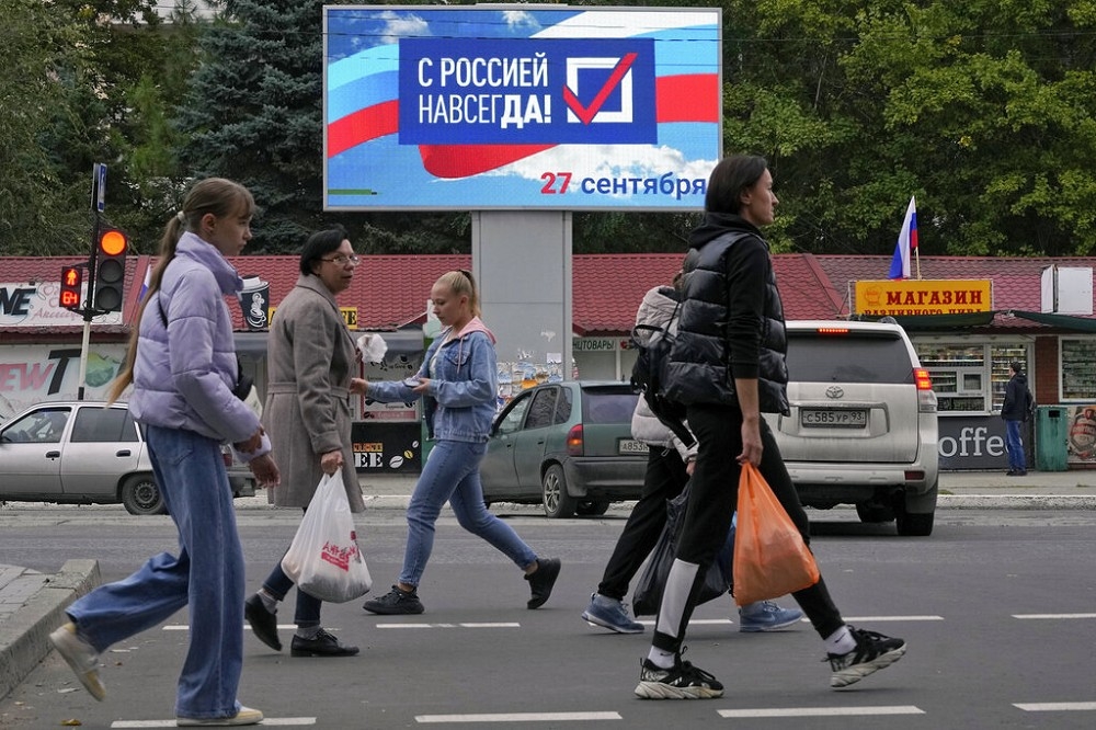 盧甘斯克街上宣導公投的看板寫著「永遠與俄國一起」。（美聯社）