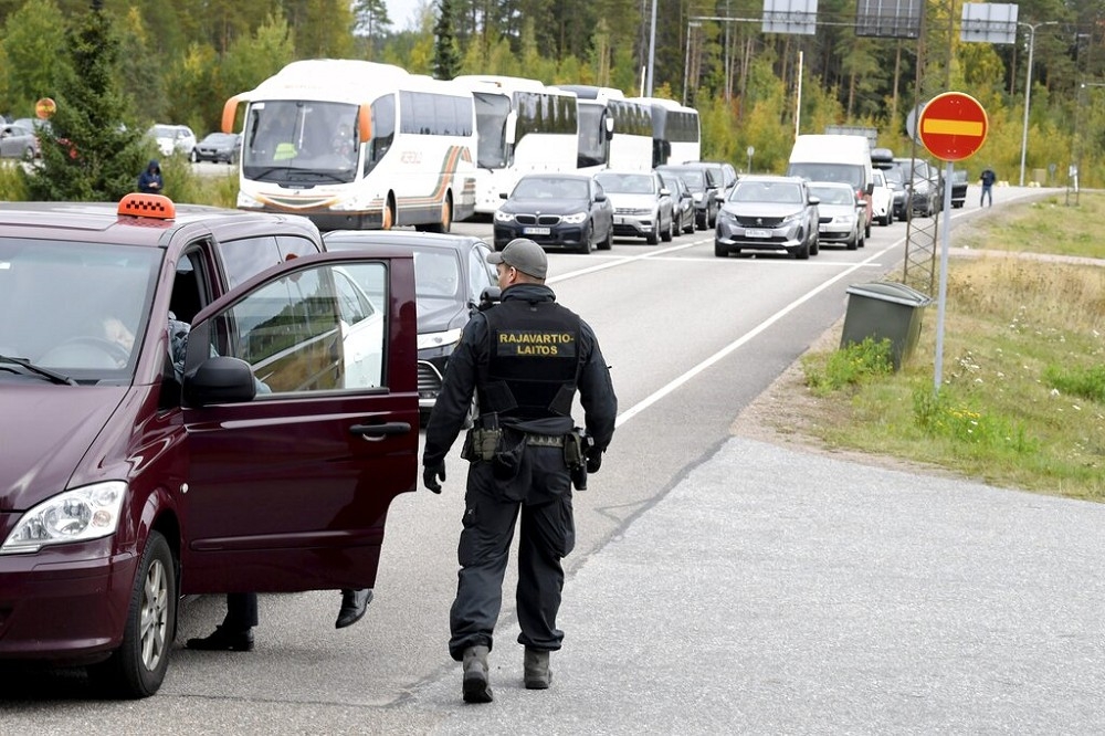 芬蘭邊境警察在檢查站檢查俄國車輛。（美聯社）