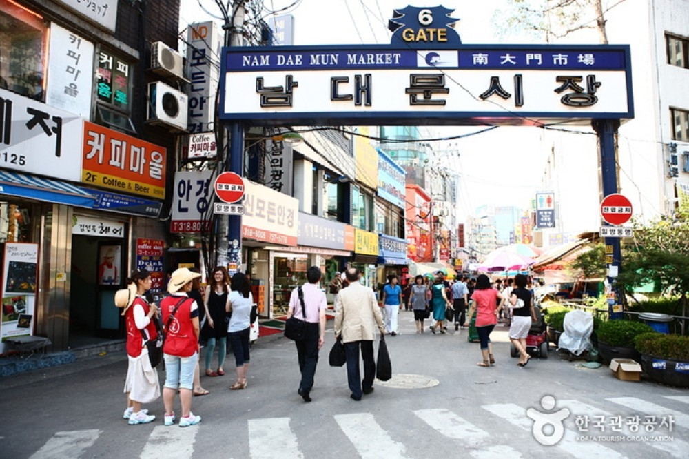 南韓明起取消入境防疫措施。圖為首爾南大門市場。（取自韓國觀光公社）