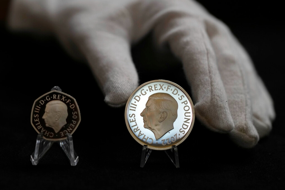 英国皇家铸币厂公布查尔斯三世肖像的新硬币，左为50便士，右为5英镑。（美联社）(photo:UpMedia)