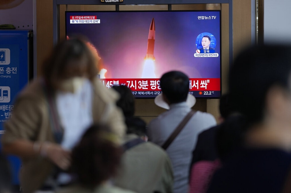 北韓1日上午再度發射兩枚彈道飛彈。（美聯社）