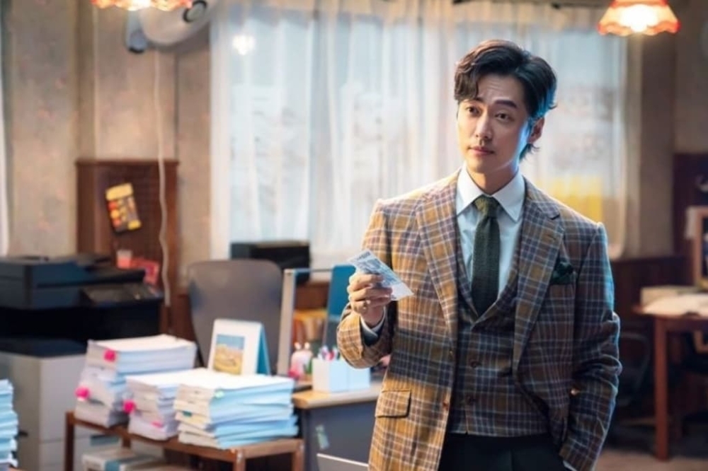 韓劇《千元律師》宛如南宮民的個人秀，讓他盡情發揮特有的喜感演技。（Disney+提供）