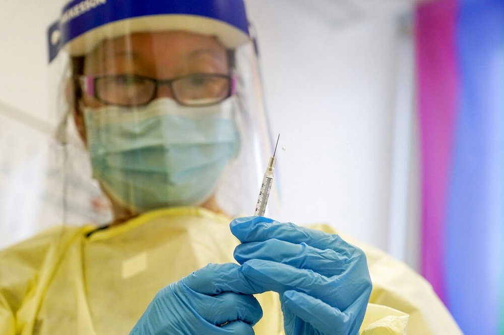 美國CDC專家指出，猴痘疫情短期內不太可能在美國根除。圖為紐約一名醫護人員準備替民眾施打猴痘疫苗。（資料照片／美聯社）