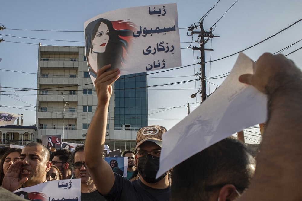 伊朗库德族女子因头巾佩戴方式不合规定而遭警察殴打致死，掀起伊朗各地抗争「遍地开花」。（美联社）(photo:UpMedia)