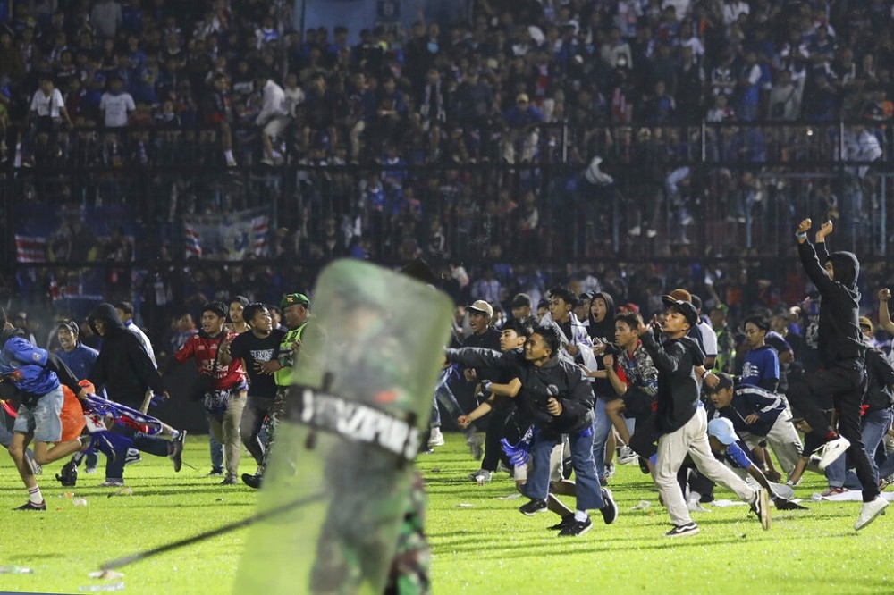 印尼東爪哇瑪琅球場1日晚足球賽結束後引爆暴亂，至少174死。（美聯社）