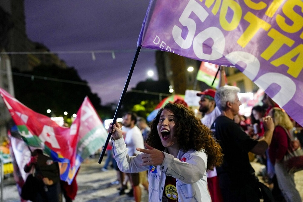 巴西2日舉行總統大選，勞工黨候選人魯拉得票領先，與現任總統波索納洛進入第二輪對決。（美聯社）