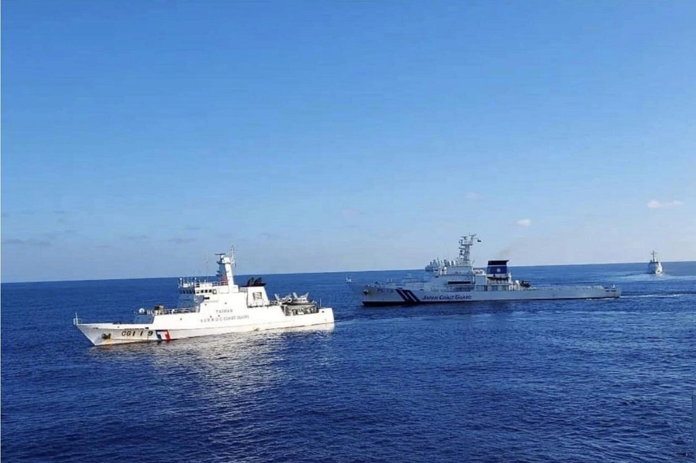 「新海研1號」台灣東部進行科學研究時，遭日本公務船試圖干涉騷擾，海巡署派艦逼退。（取自張競臉書）