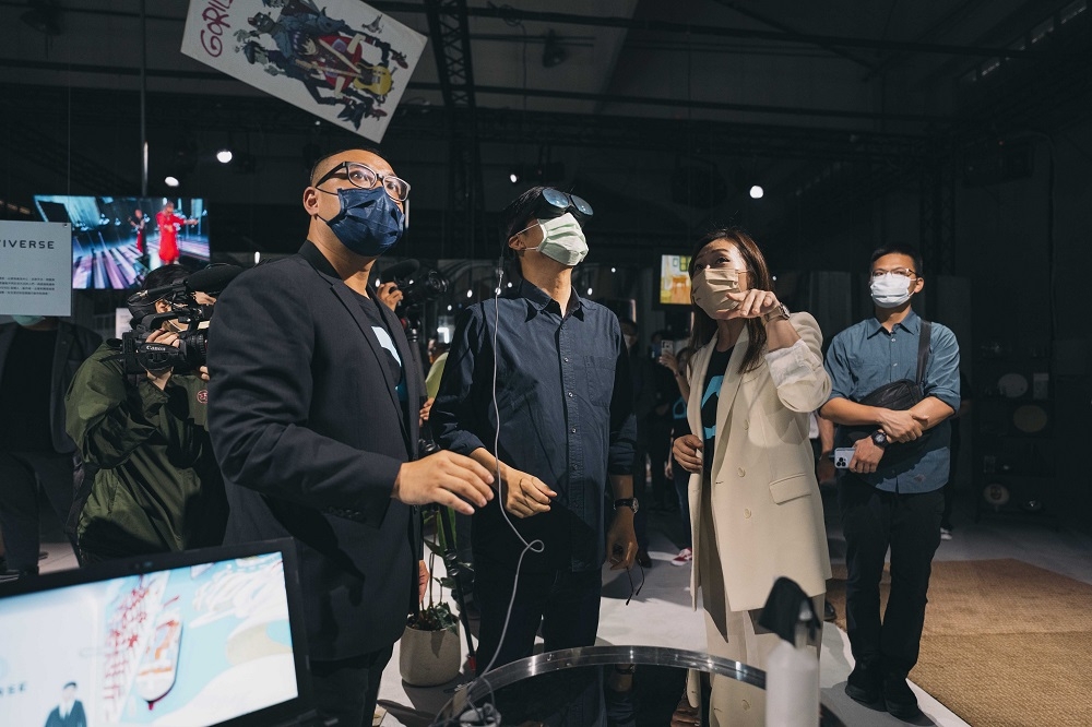 高雄市長陳其邁親自體驗HTC為《LOG ING》展所打造的NFT虛擬展館。(HTC提供)
